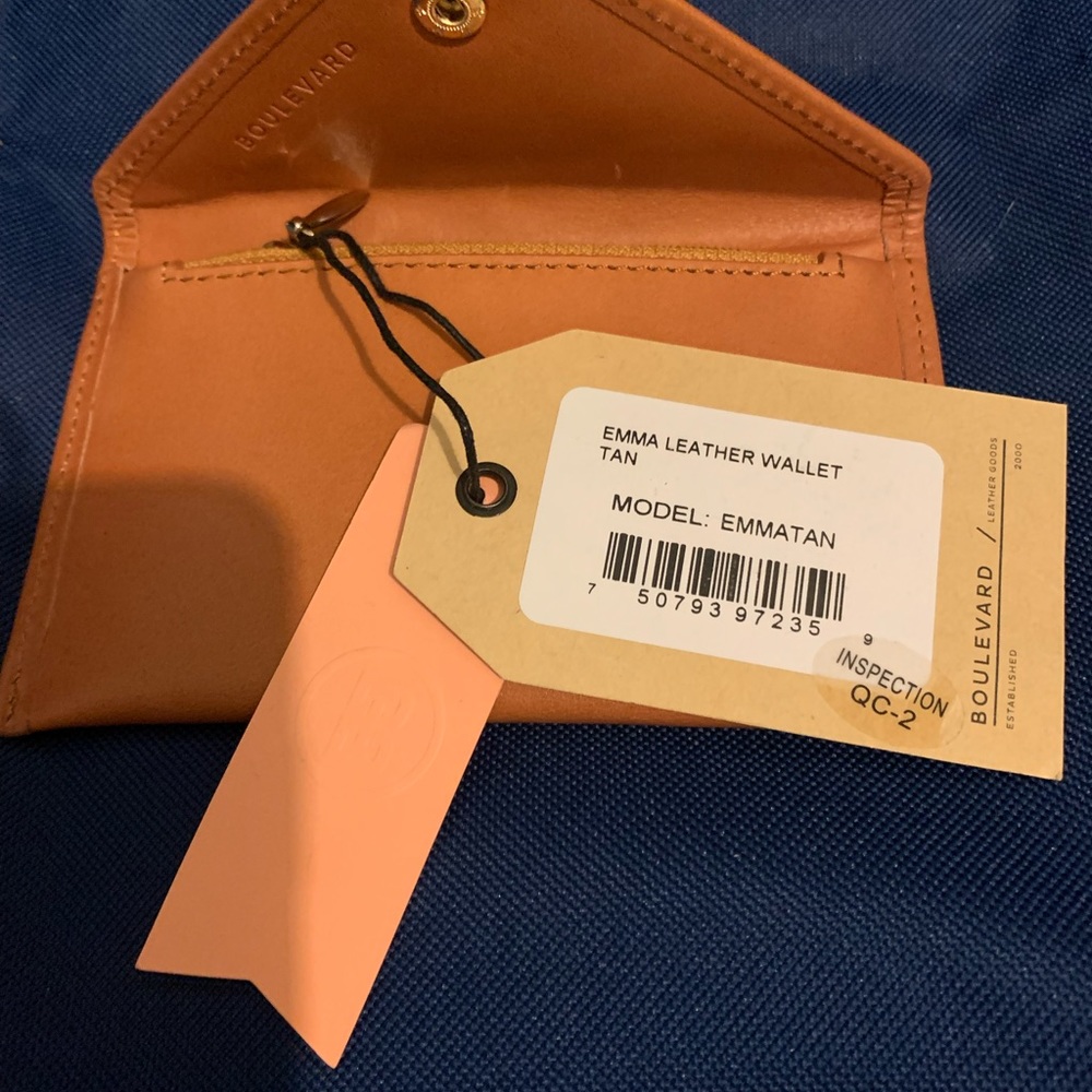 NWT Boulevard Bellagio Las Vegas Zippered Emma Wallet Leather Tan